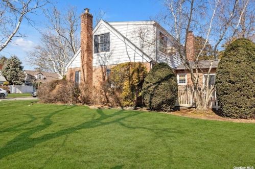 1081 Chestnut St, Valley Stream NY  11580-2157 exterior