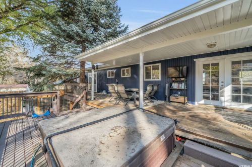 884 Spartan Dr, Sandy UT 84094-1811 exterior