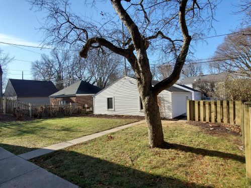 1631 Chateau Pl, Milwaukee WI 53217-6022 exterior