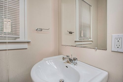 1636 Kalamazoo Ave, Grand Rapids MI 49508-5536 exterior