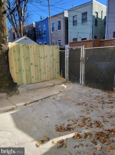 1335 Emerald St, Washington DC 20002-5432 exterior