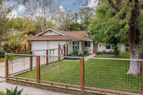 5006 Brassiewood Dr, Austin TX  78744-5111 exterior