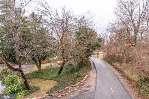 7701 Northdown Rd, Alexandria VA 22308-1333 exterior