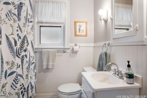 2256 Blodgett St, Meskegon MI  49441-1516 exterior