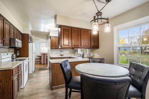 223 Barberry Ave, Kalamazoo MI 49002-6205 exterior