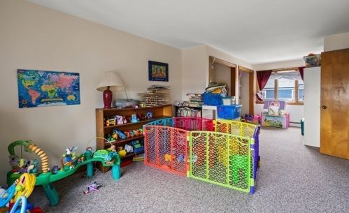 69 Silver Lake Ave, Newton MA 02458-1110 exterior