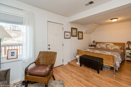 1333 Roscoe St, Chicago IL 60657-6782 exterior