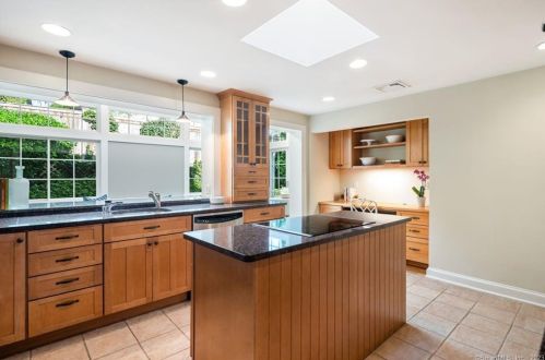 31 Crst Rd, Norwalk CT 06853-1207 exterior