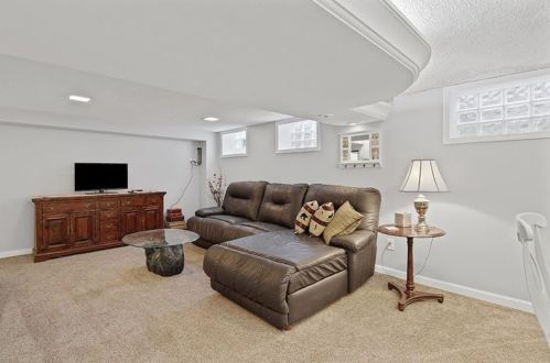 833 Macarthur Dr, Pittsburgh PA 15228-1704 exterior