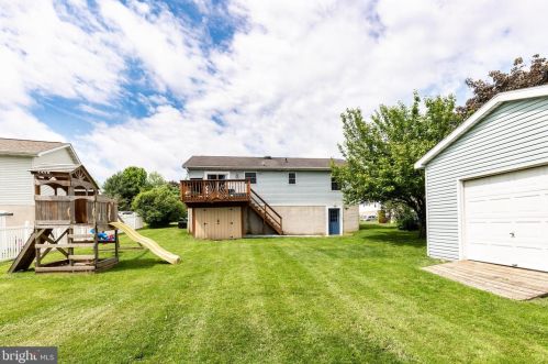 20 Colonial Ct, Littlestown PA 17340-1528 exterior