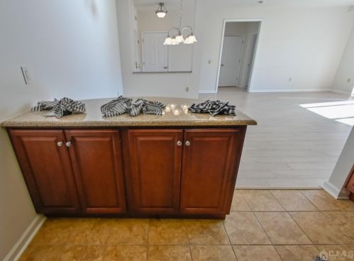 306 Regency Pl, Woodbridge NJ 07095-1036 exterior