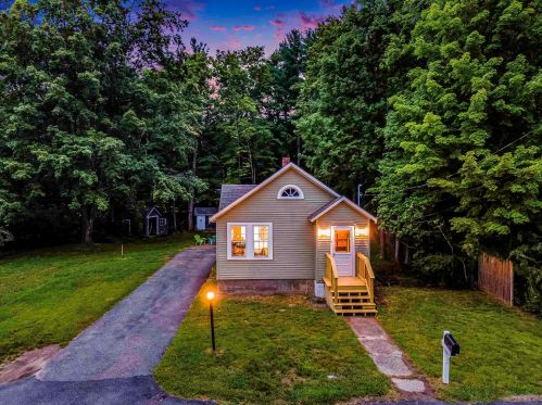 4 Palmer Ave, Plaistow, NH 03865-2538