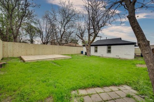 2521 Amelia St, Dallas TX  75235-8222 exterior