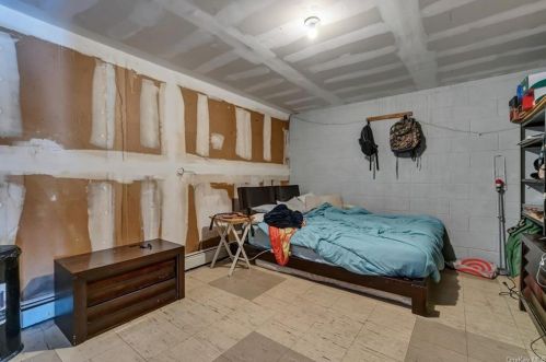 4 Hampton Ct, Middletown NY 10941-1610 exterior