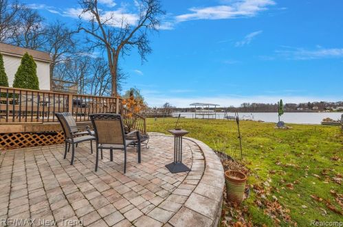 692 Appalachi St, Walled Lake MI  48390-1005 exterior