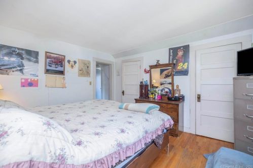 9 Elm Ave, Enfield CT 06082-1906 exterior