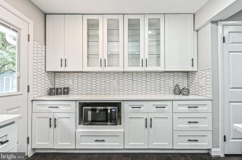 2002 Belle View Blvd, Alexandria VA 22307-1360 exterior