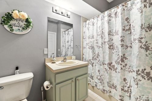 62 Frst Dr, Piscataway NJ 08854-2276 exterior