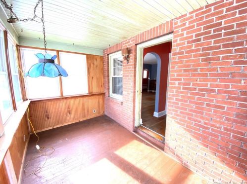 21 Pleasant St, Windsor Locks CT 06096-1439 exterior