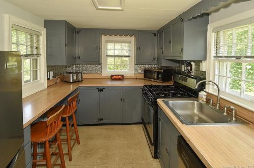 14 Meadow Rd, Windsor CT  06095-4617 exterior