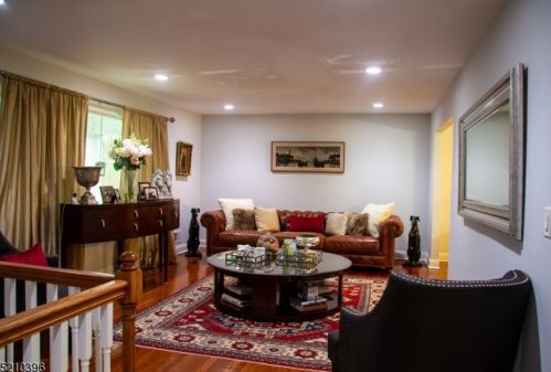 12 Cayuga Ct, Springfield, NJ 07081-2705