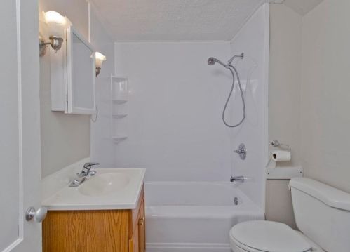 35 Prospect St, Enfield CT 06082-3443 exterior