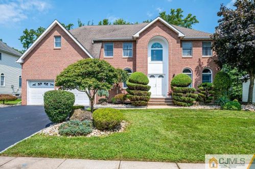 16 Sonia Ct, Edison, NJ 08820-4443