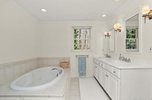 8 Carissa Ln, Greenwich CT 06830-3117 exterior