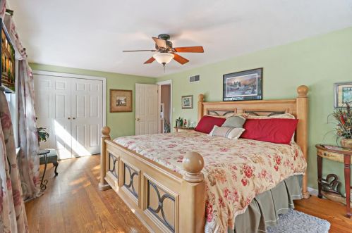 6304 Peterson Ave, Chicago IL 60646-4619 exterior