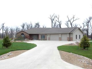 6828 Deerewood Ln, Bismarck, ND 58503-9190