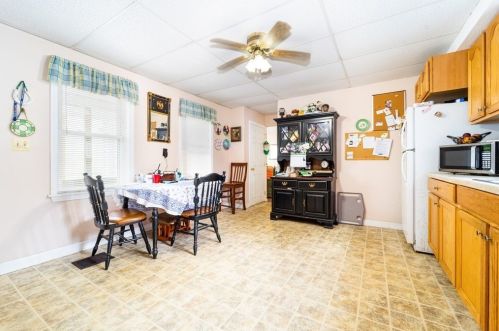 47 Cottage St, Taunton, MA 02780-1652