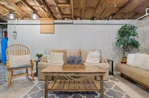 40 Mansfield Rd, North Haven CT 06473-1213 exterior