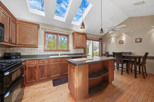 9006 Vine Ave, Bull Valley IL 60097-8243 exterior