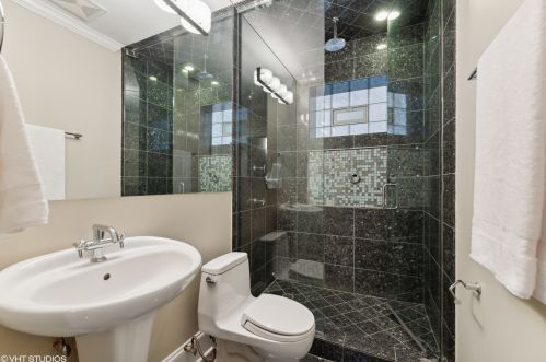 2514 Marshfield Ave, Chicago IL 60614-1907 exterior