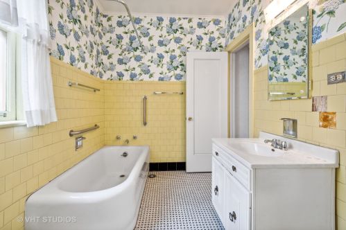 7541 Oakley Ave, Chicago IL 60645-1911 exterior