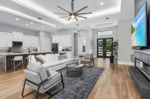 4409 7 Ave, Naples FL 34119-1525 exterior