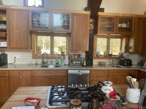 6 Pleasant Ln, Poughkeepsie NY 12603-5628 exterior