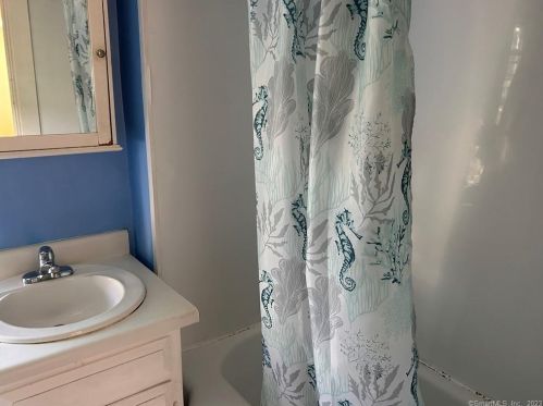 42 Riv St, Deep River CT 06417-1923 exterior