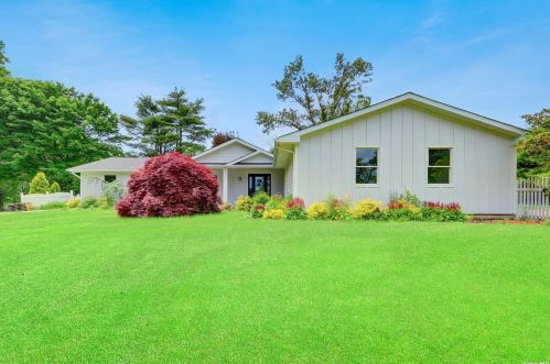 14 Essington Ln, Huntington Station, NY 11746-6706