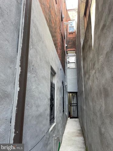 1239 6 St, Philadelphia PA 19140-4561 exterior