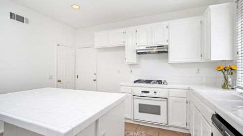 2940 Nau Ave, Tustin CA 92782-3377 exterior