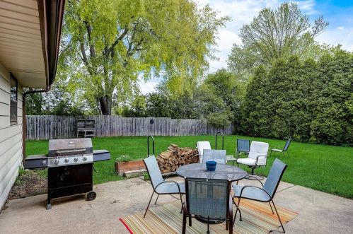 9262 Fairy Chasm Ln, Milwaukee, WI 53223-1408