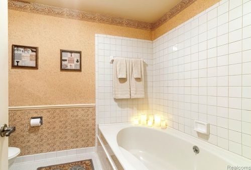 1249 Oakwood Ct, Rochester MI 48307-2539 exterior