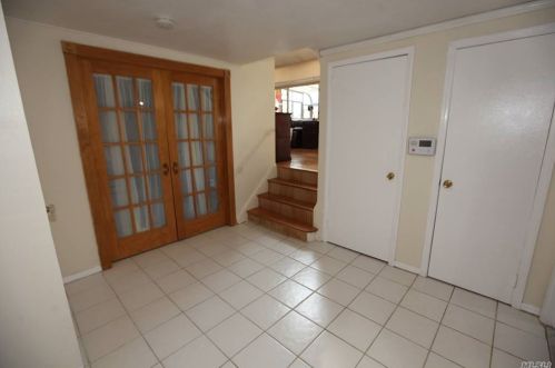 2 Crabapple Ln, Commack NY 11725-2404 exterior