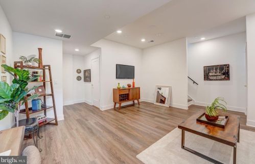 654 13 St, Philadelphia PA 19123-2427 exterior