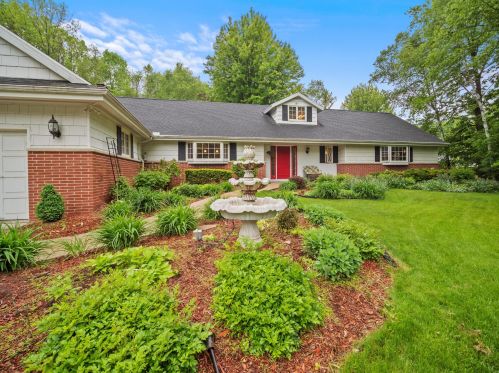 3515 Wildwood Dr, Manitowoc, WI 54220-2348