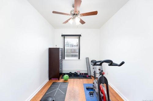 3917 De Reimer Ave, Bronx NY 10466-2128 exterior