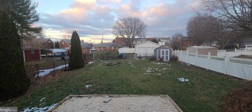 73 Prince St, Littlestown PA 17340-1322 exterior