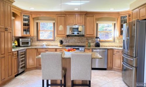 101 Cedar St, Cresskill, NJ 07626-2508