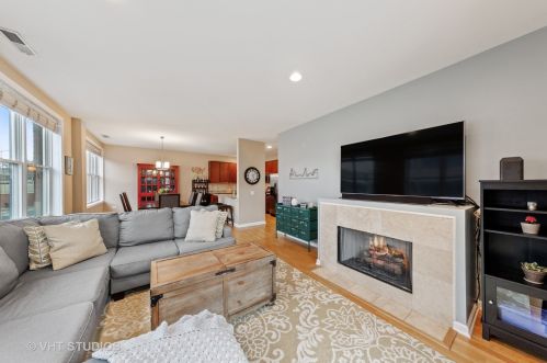 2472 Foster Ave, Chicago, IL 60625-6962